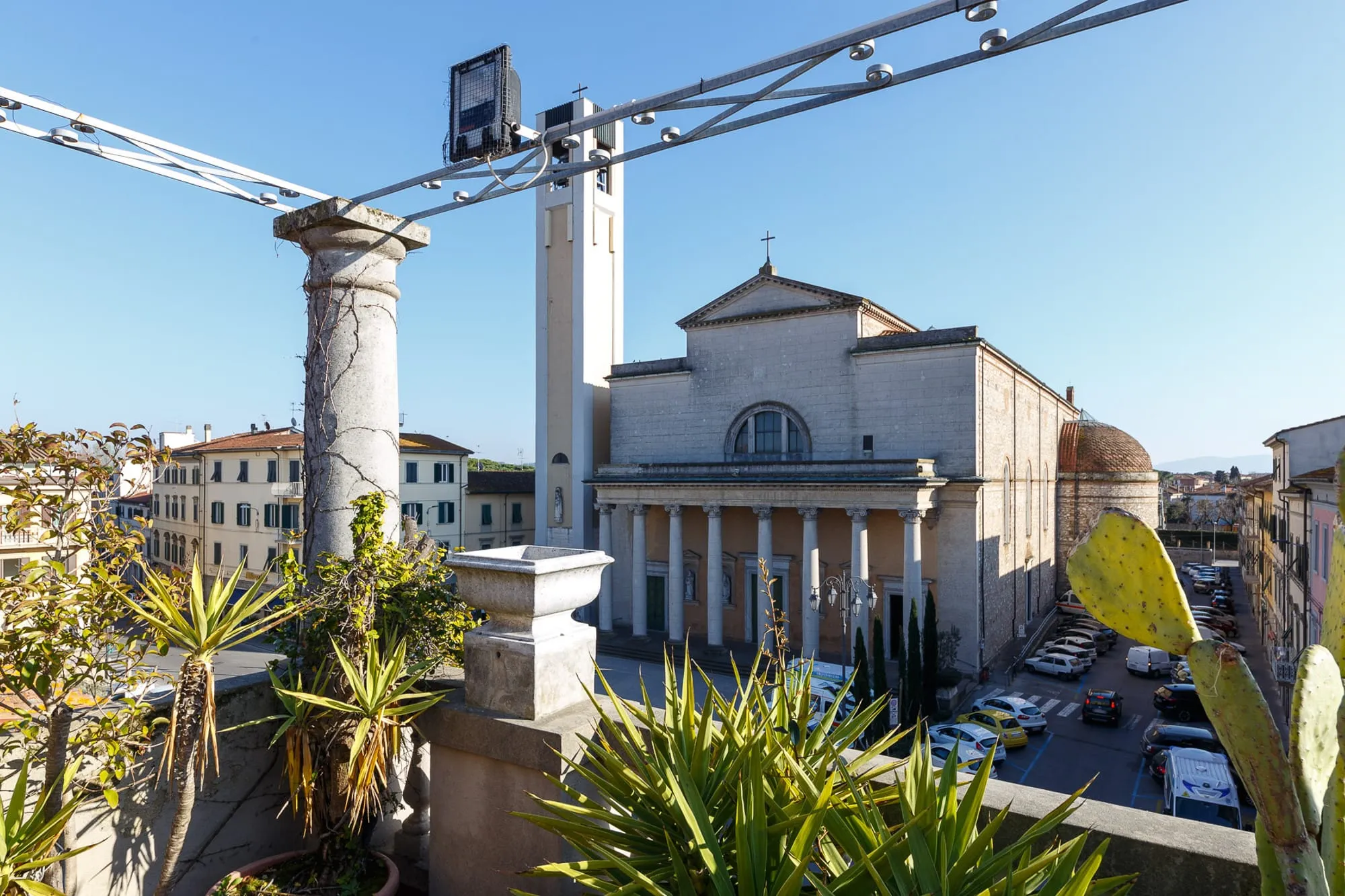 Il Duomo, sulla stessa piazza