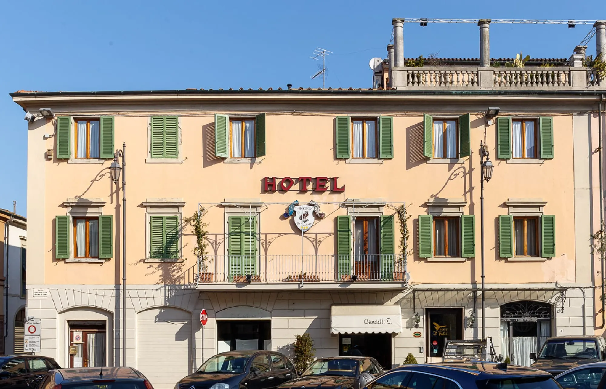L'albergo visto dalla piazza