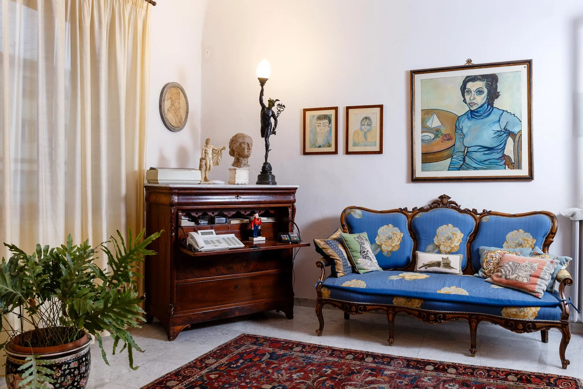 Lo scrittoio e i quadri di famiglia